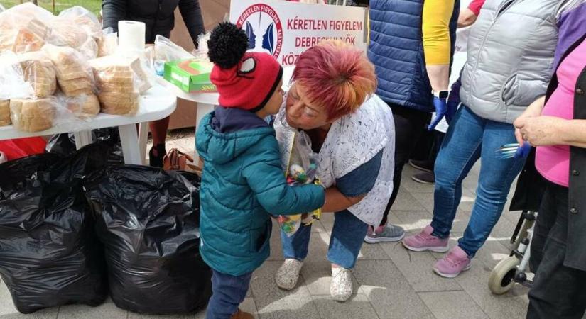 Harmadnapja nem evett, se sokat, se keveset – Egy 83 éves kisnyugdíjas az éhségtől elájult, mentő vitte el a debreceni ételosztásról