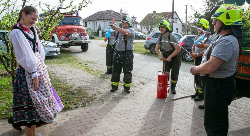 Tűzoltók is locsolták a lányokat Ballószögön – galériával, videóval