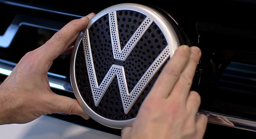 Itt az új Volkswagen-embléma, nem akármit tud
