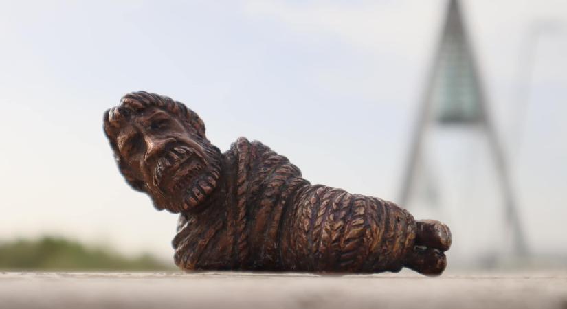 Végre Chuck Norris-szobor is van Magyarországon, a Megyeri hídon fekszik