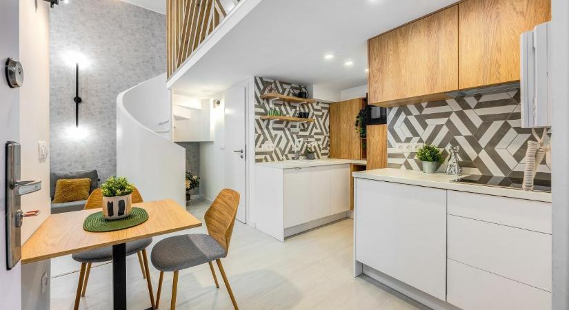 Galériás belvárosi 19 m2-es alapterületű lakás fiatalos lakberendezési megoldásokkal