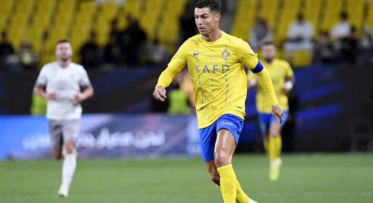 Cristiano Ronaldo kilépne Nemanja Nikolics árnyékából