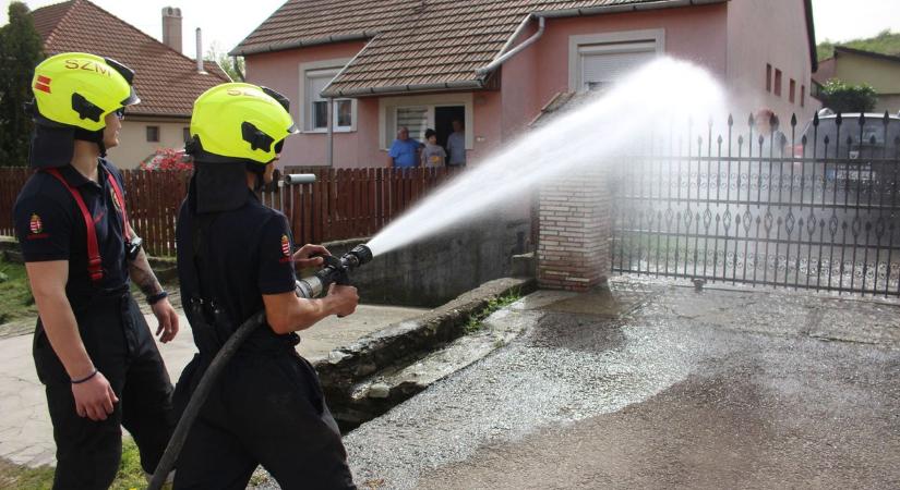 Fecskendővel locsoltak a szomolyai önkéntes tűzoltók  videó