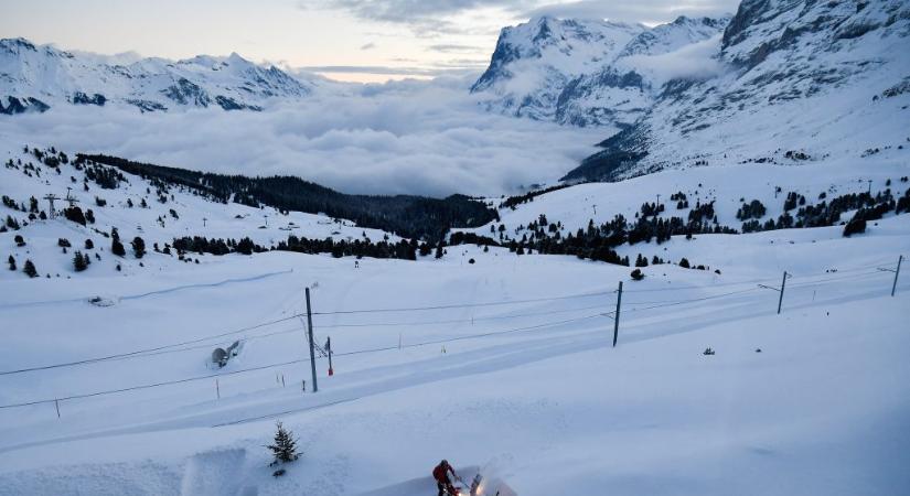 Több embert elsodort egy lavina Svájcban, legkevesebb hárman meghaltak
