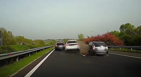 Videón az M7-es baleset: hatalmas sebességgel szállt bele az álló kocsisorba az audis