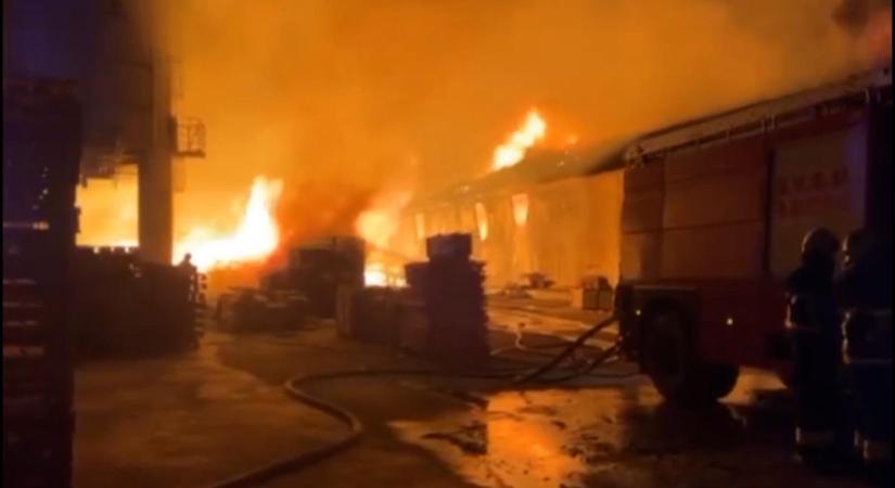 Hatalmas tűz ütött ki egy bútorgyárban Boksánbányán