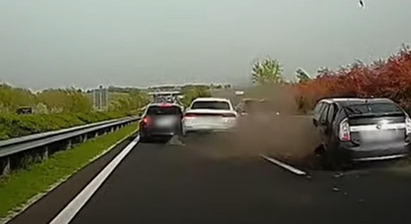 Videón, ahogy az M7-esen belerohan egy audis az álló kocsisorba