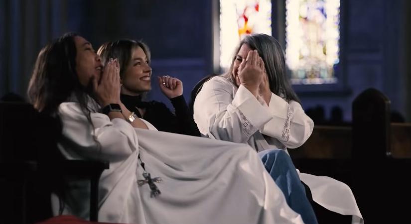 Sydney Sweeney két igazi lelkésszel együtt nézte meg új apácás horrorját egy templomban