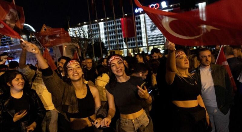 Ünnepel a török ellenzék, miután tarolt az önkormányzati választáson