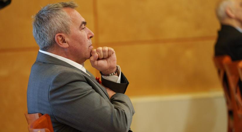 Felfüggesztett szabadságvesztés kiszabását kéri az ügyészség a fideszes polgármesterre