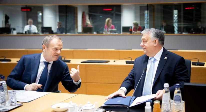 Hátsó szándékkal békülne Orbán Viktorral Donald Tusk