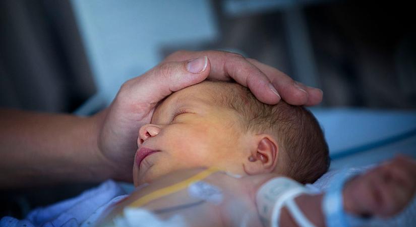Hajszálon múlt a három hónapos csecsemő élete - így küzdöttek érte a mentősök