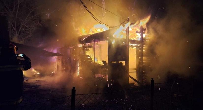Hatalmas lángokkal égett egy vasúti kocsi Jászkiséren, épületet is veszélyeztetett a tűz