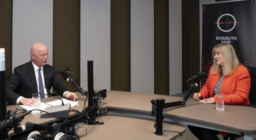 A kormánypropaganda őrülete nem ismer határt – Műsort kapott a köz(?)rádióban Csák miniszter