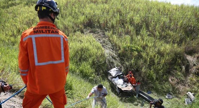Nyolcan meghaltak, miután egy autó szakadékba zuhant Albániában