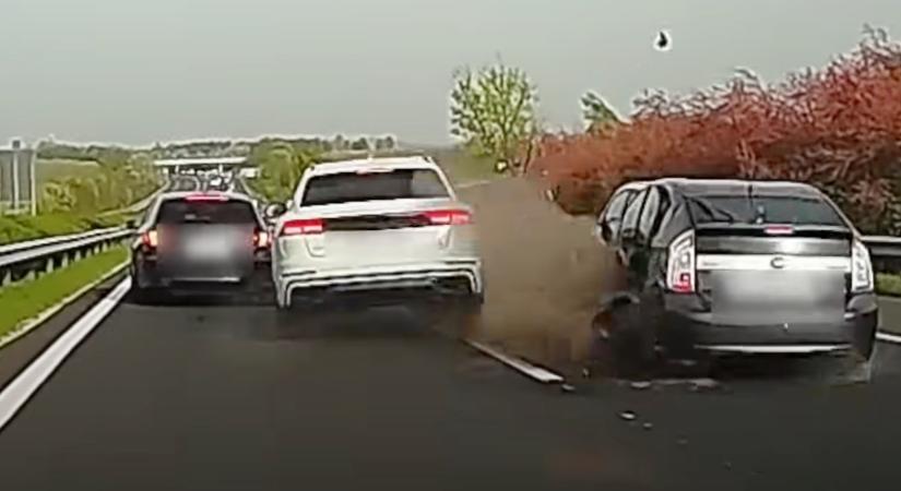 Videóra vették, ahogy egy Audi Q8 belerongyolt a kocsisorba az M7-esen