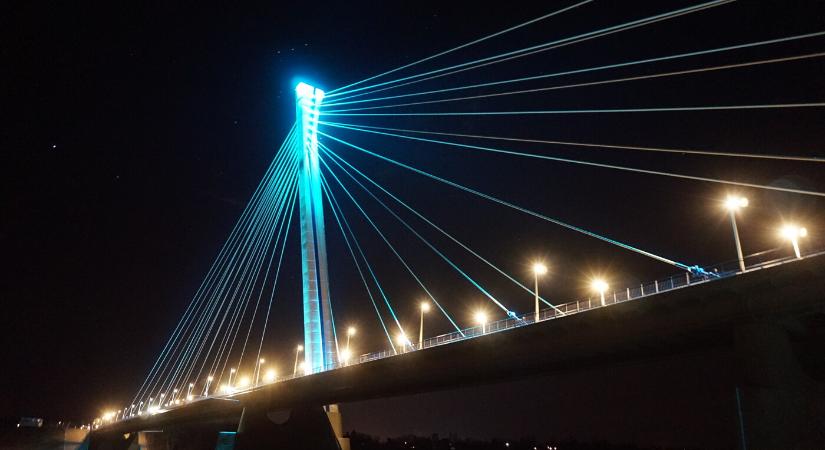 Ma este kék megvilágítást kap a komáromi Monostori híd