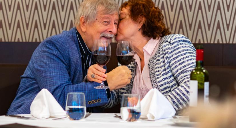 50 éve házasok: nem akárhol fotózták le Várkonyi Andrást és feleségét - Fotók