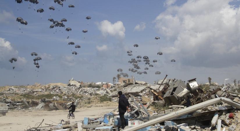 Élelmiszert rakodó segélymunkásokat bombázott le az izraeli légierő