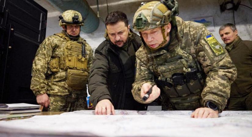 Volodimir Zelenszkij aláírta, szerdától 25 éves ukránokat is besorozhatnak katonai szolgálatra