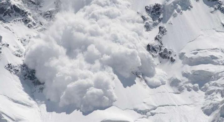 A svájci Alpokban újra emberéleteket követelt egy lavina