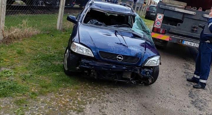 Autóval került a Balatonba, meghalt egy ember