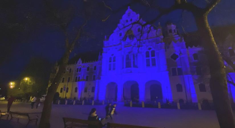 Kékbe öltözött a városháza az autizmus világnapján – videóval