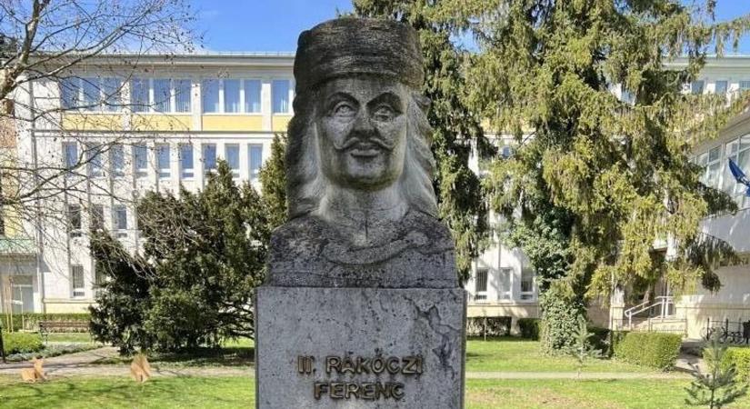 Az encsiek megkoszorúzták II. Rákóczi Ferenc szobrát
