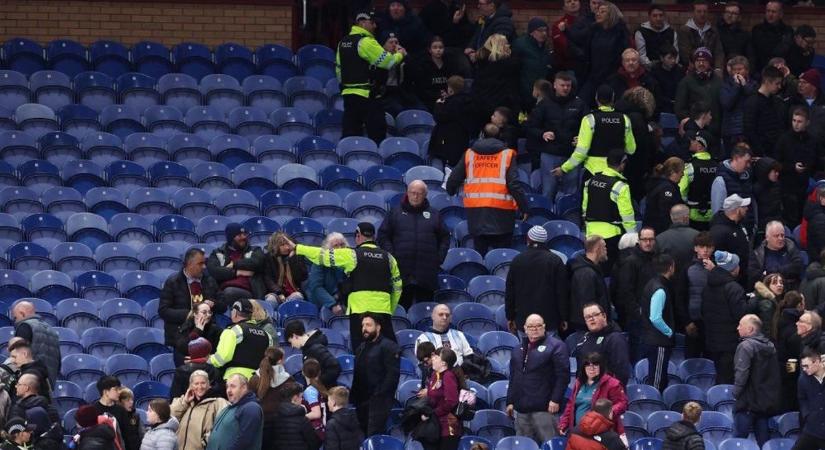 Botrány: több száz szurkolót kivezettek a rendőrök a stadionból a Premier League-meccsen