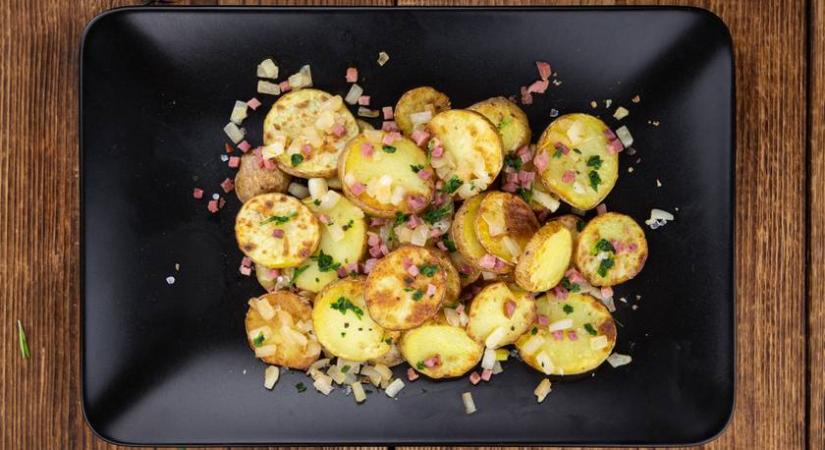 Ropogósra sült tepsis krumpli hagymával és baconnel: fenséges köret kevés munkával