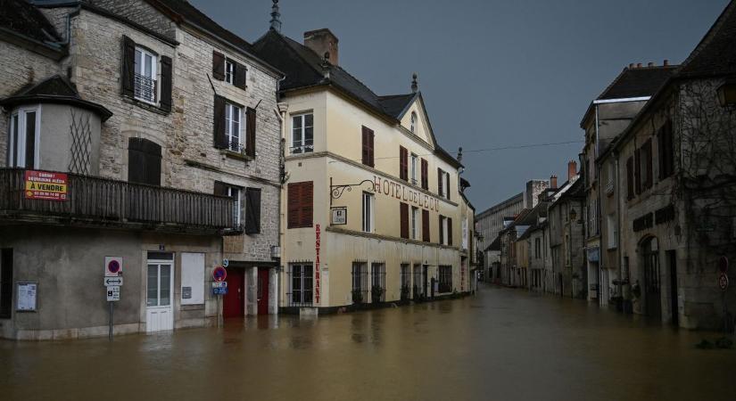 Óriási áradások Franciaországban