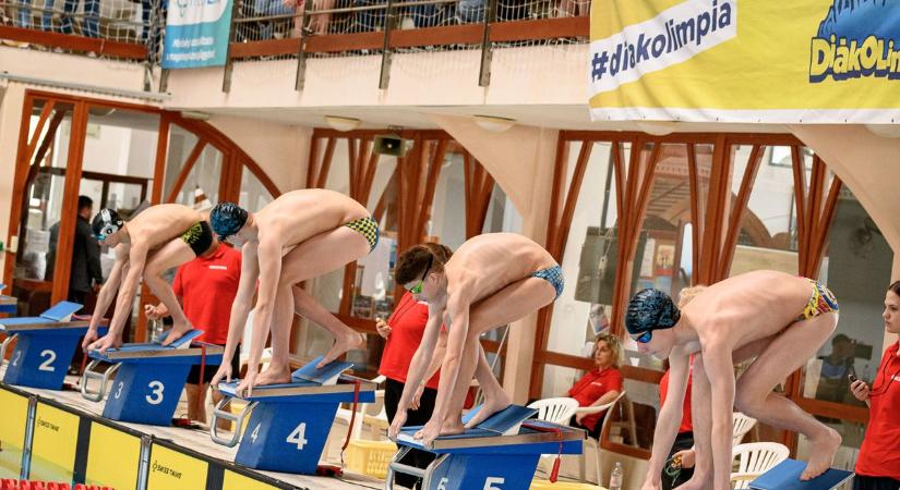 A barcsi és a kaposvári csapat is első lett az egri diákolimpia úszódöntőn