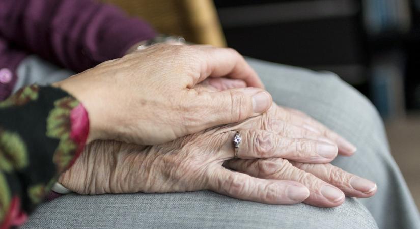 89 évesen veszi el 56 éves ápolónőjét: bíróságra mentek a rokonok