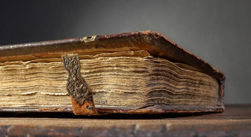 A legősibb könyvek egyikét bocsátják árverésre – Bibliai szövegeket tartalmaz