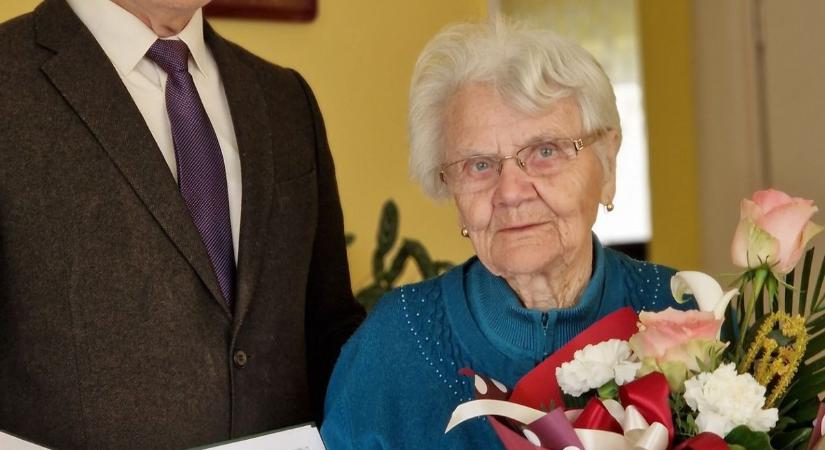 A 90 éves Rozika nénit köszöntötték Erdőkövesden