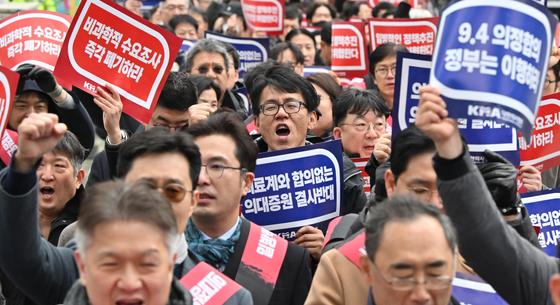 A túl sok orvos is baj? Több mint egy hónapja sztrájkolnak orvosok Dél-Koreában egy tervezett létszámemelés miatt