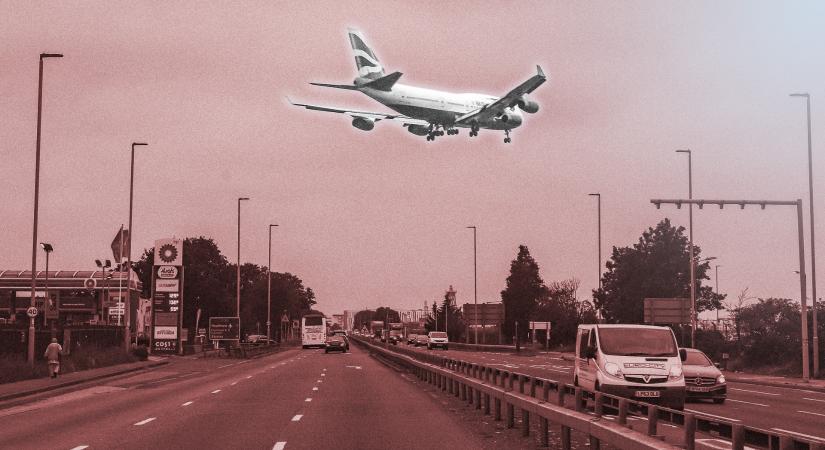 A frászt hozza az emberekre a videó, amin mozdulatlanul lebeg egy utasszállító repülőgép