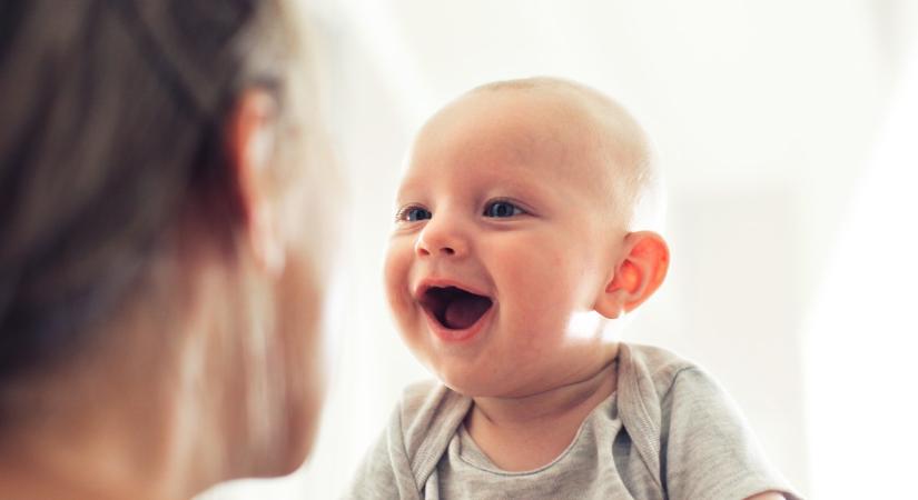 Mikor kezd nevetni a baba?