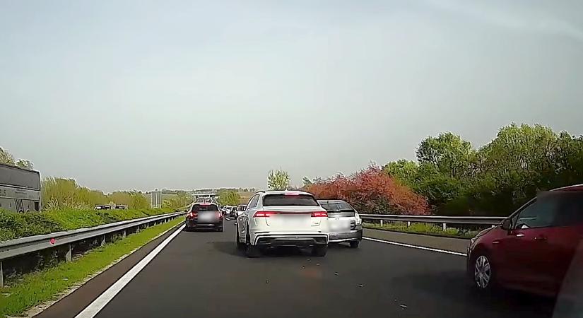 Videón, ahogy száguldva tarolja le a sort az M7-esen egy Audis, fékezés nélkül csapódott a többi autó közé