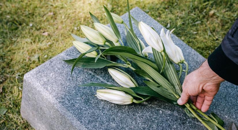 Bizarr utolsó kívánság: megjelent a temetésen a kaszás