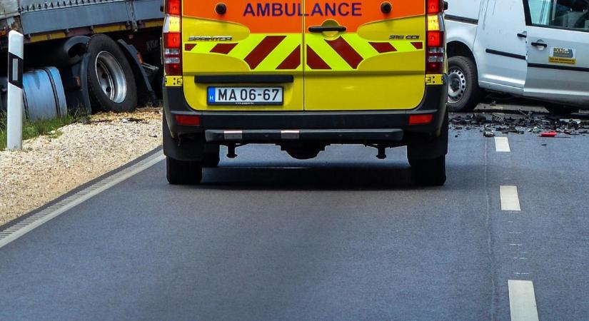 Tragédia Akasztónál: egy ember meghalt, hárman megsérültek egy autóbalesetben
