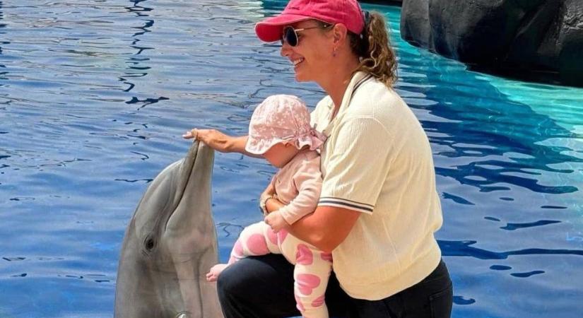 Hosszú Katinka delfinekkel és kislányával készül