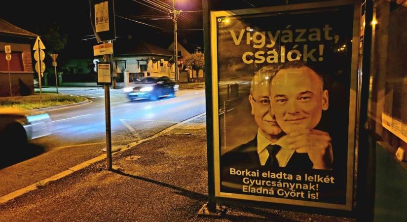 Borkai-maszkos Gyurcsányt ábrázoló plakátok jelentek meg Győrben