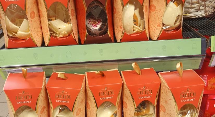 Törik szét a boltokban a csokitojásokat, mert a TikTokon elterjedt az álhír, hogy pénzt rejtenek