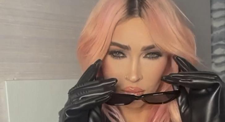 Megan Fox búcsút intett rózsaszín hajának, de új frizurája sem lett sokkal természetesebb