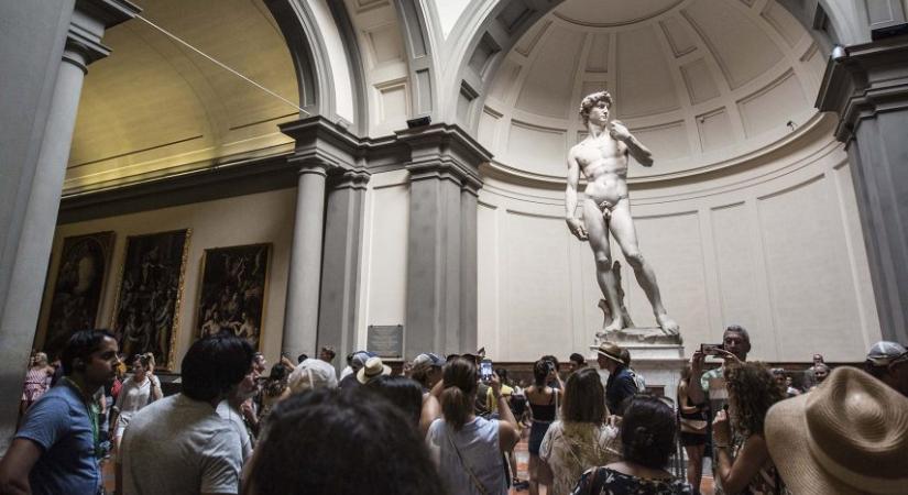Michelangelo Dávid-szobrának méltóságát próbálják megvédeni az obszcén szuvenírektől