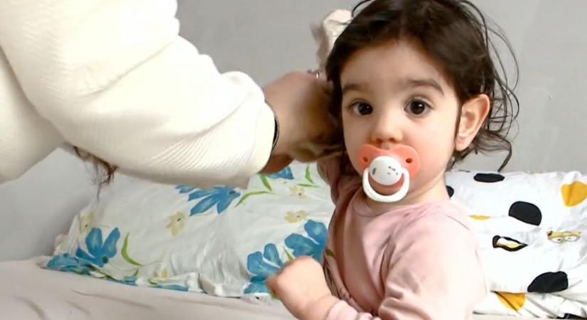Egyszerű influenzának hitték, csaknem az életébe került Zoénak - A szüleit sem ismerte fel a hernádvécsei kislány a kómából ébredve