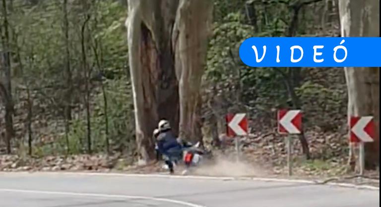 Videóra vették, ahogy fának csapódik a motoros