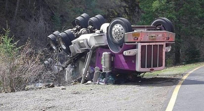 Lazacokat szállító kamion zuhant egy patakba Oregonban