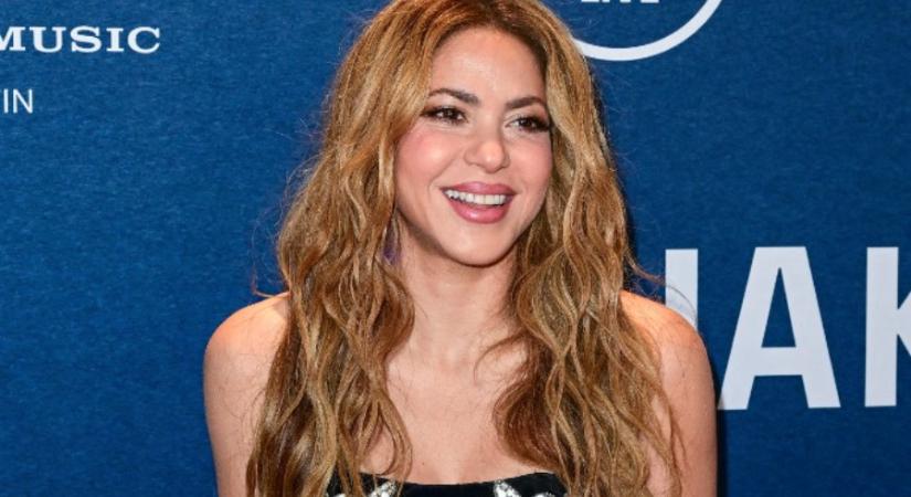 A 47 éves Shakira összejött az Emily Párizsban 31 éves sztárjával, itt vannak a részletek